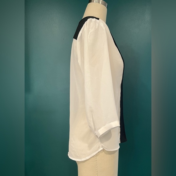 H&M pin tuck front black and white sheet chiffon buttonup blouse, sz 6 - Picture 2 of 6
